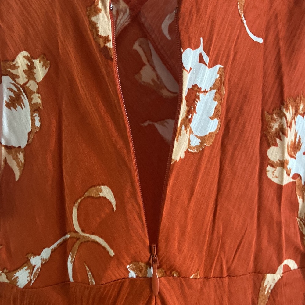 DIANE VON FURSTENBERG size 4 with beautiful white flowers. - Picture 6 of 8